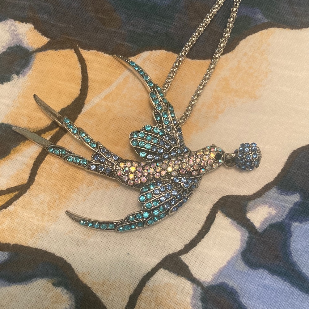 Betsy Johnson bluebird pendant/pin, so sweet and chic! Like new🩵Get ready for 🌸